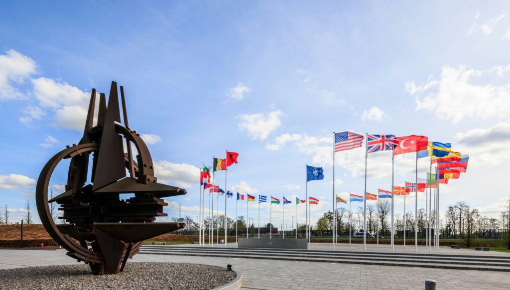 Les drapeaux des pays membres de l'OTAN
