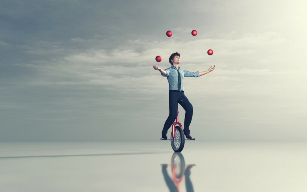Un jongleur en équilibre sur un monocycle
