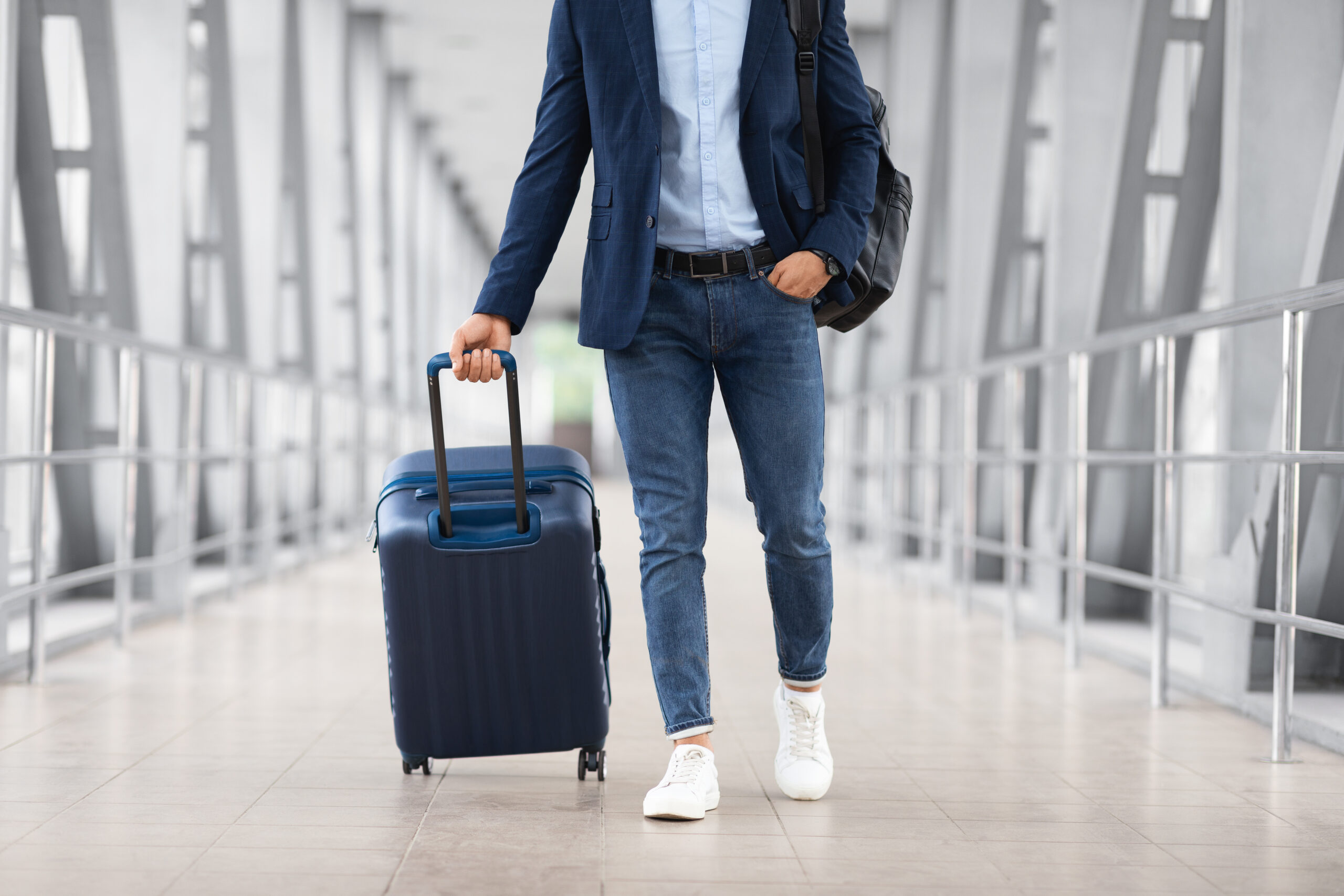 Voyageur avec une valise dans un terminal d'aéroport